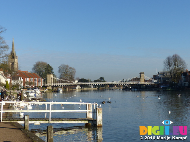 FZ025393 Bridge over Thames in Marlow